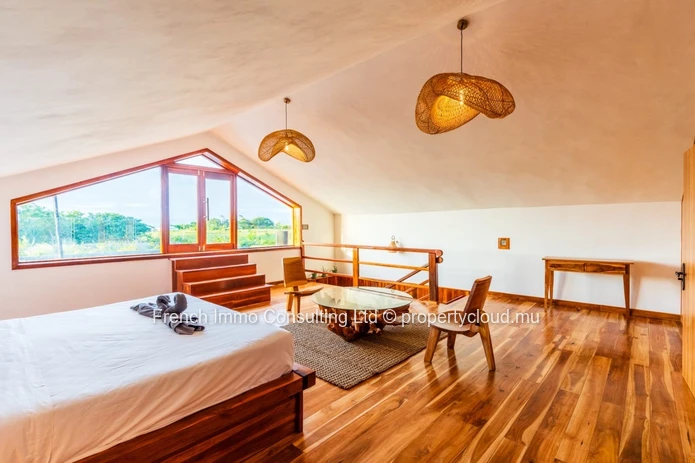 Superbe villa style chalet, 4 chambres en suites, piscine et jardin a grand baie chemin 20 pieds