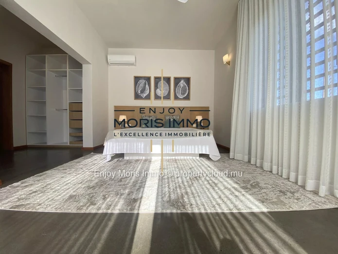 Stunning 4-bedroom modern villa in Calodyne