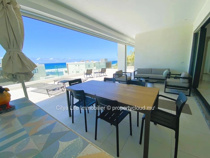 "Penthouse R+2 à vendre à Poste Lafayette, 226m², 3 chambres, piscine commune, Prix Rs 35M. À voir rapidement!"