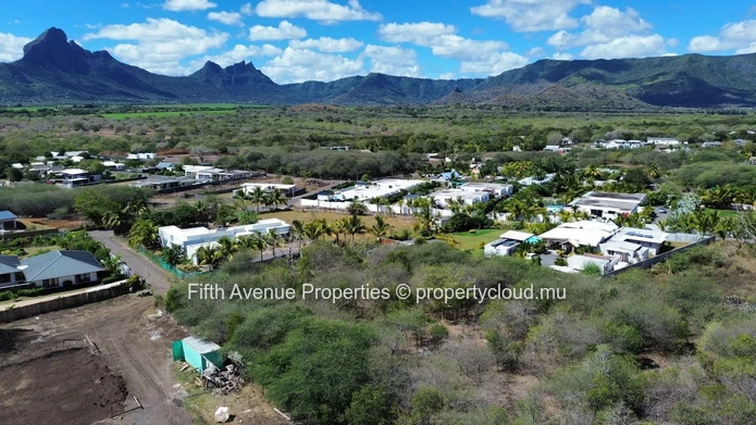 TAMARIN - Plot of land with mountain views - 2100m2