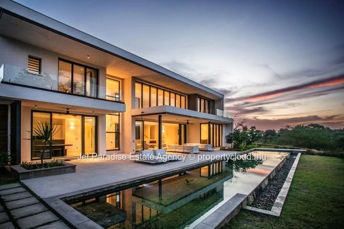 Villa à vendre à Tamarin, 1331m² habitables, 2500m² de terrain, 5 chambres, vue montagne, piscine, haute efficience é...