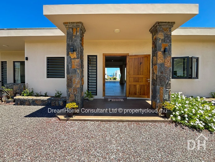 Maison moderne de plain-pied avec piscine et vue sur la mer - Spacieuse, élégante, presque neuve