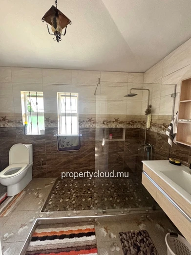 ALBION – À VENDRE – Spacieuse villa familiale avec appartement indépendant, piscine et garage