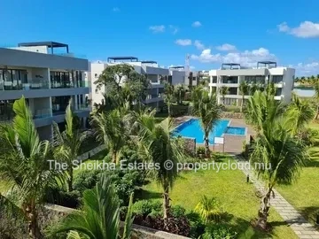 Palm-fringed 4-Bed Beachfront Apartment with Pool — Balaclava