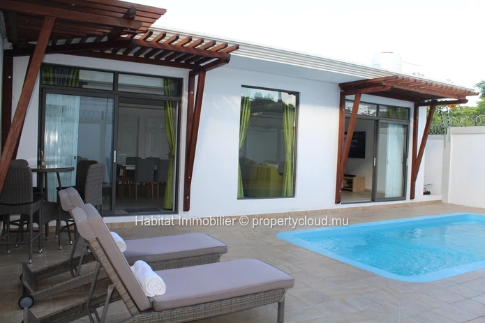A LOUER - Magnifique maison contemporaine de plain-pied, meublée et équipée, de 146 m2 sur un terrain de 100 toises s...
