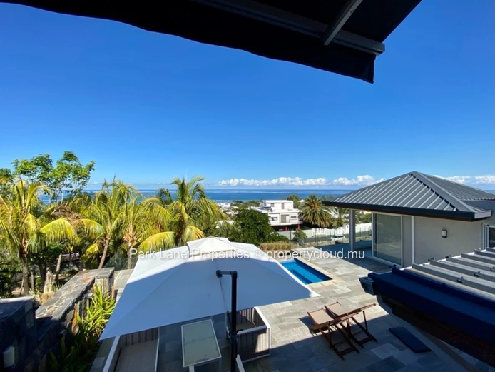 Villa d'exception en flanc de montagne avec vue mer