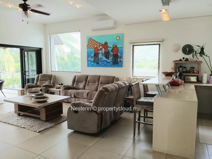Between the sea and the river, a penthouse with its feet in the water