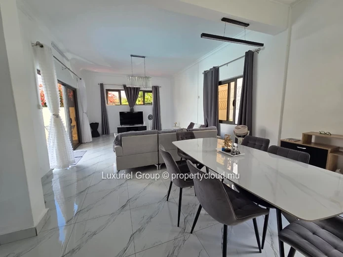 Charmante Villa 2 Chambres avec Piscine et Jardin