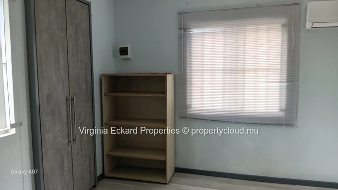 Bureau aménagé 25 m² avec kitchenette et douche – Pereybere
