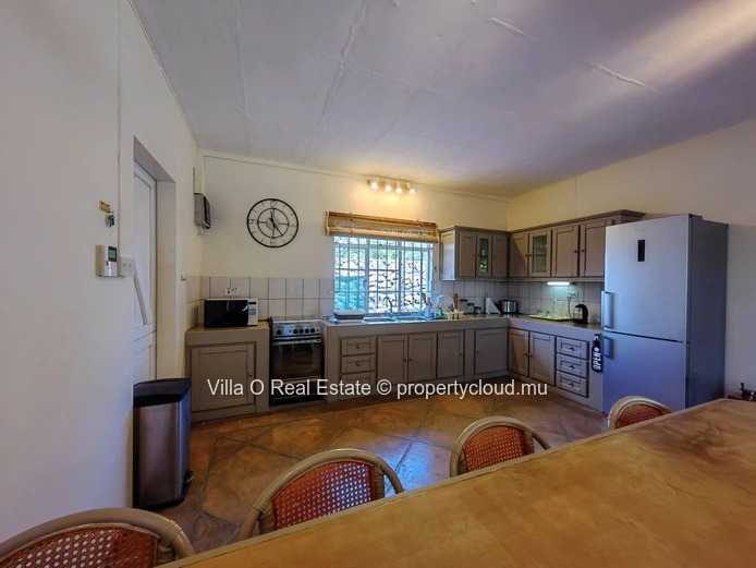 Charmante maison à étage dans un quartier privé, comprenant 3 chambres à coucher, sur un beau jardin arboré avec une ...