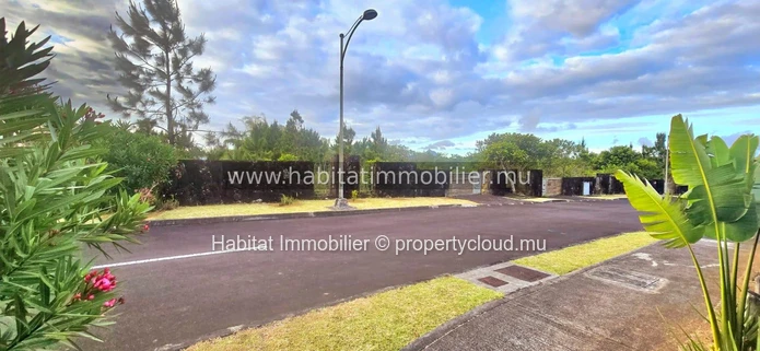 Superb plot of 345 toises (1,311 m² / 31 perches) located in a private gated community in Highlands