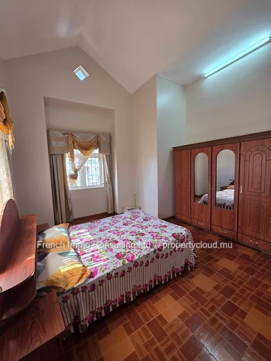 Villa de 5 chambres et bureau avec jardin et piscine a pereybere