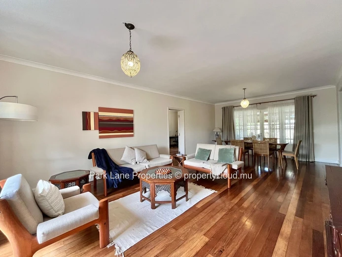Maison familiale spacieuse de 4 chambres à Quatre Bornes