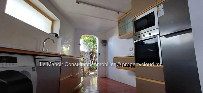 Ideal house for remote work with office, private pool, close to beach, shops and public transport.