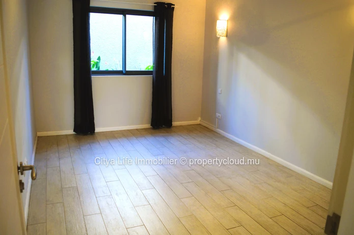 Appartement moderne et bien conçu entièrement meublé à vendre dans une résidence sécurisée.