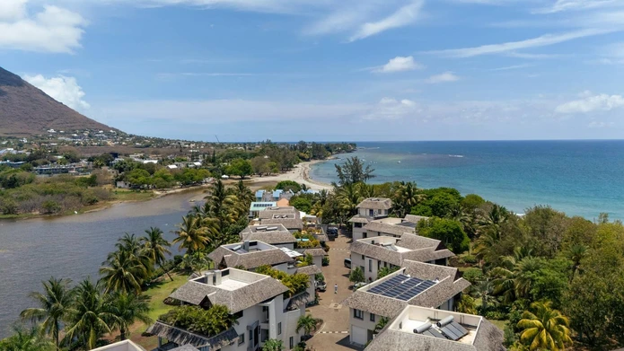 Luxurious Beachfront RES Apartment in Rivière Noire with stunning views and modern amenities. 4 bedrooms, sea access,...