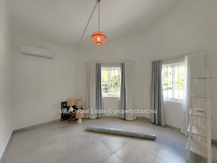 Dispo au 15 Janvier. Jolie pieds dans l'eau privatif pour cette belle villa spacieuse, fraichement rénovée, fonctionn...
