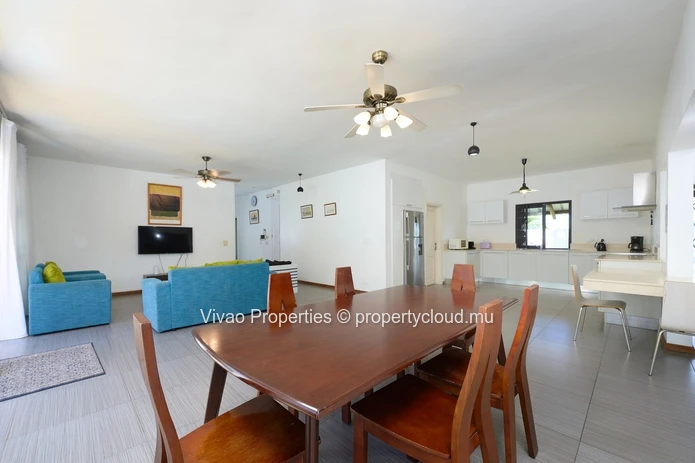 Villa en face de la plage à louer à Belle Mare, 279m², 4 chambres, piscine privée, vue mer, Rs 95 000.