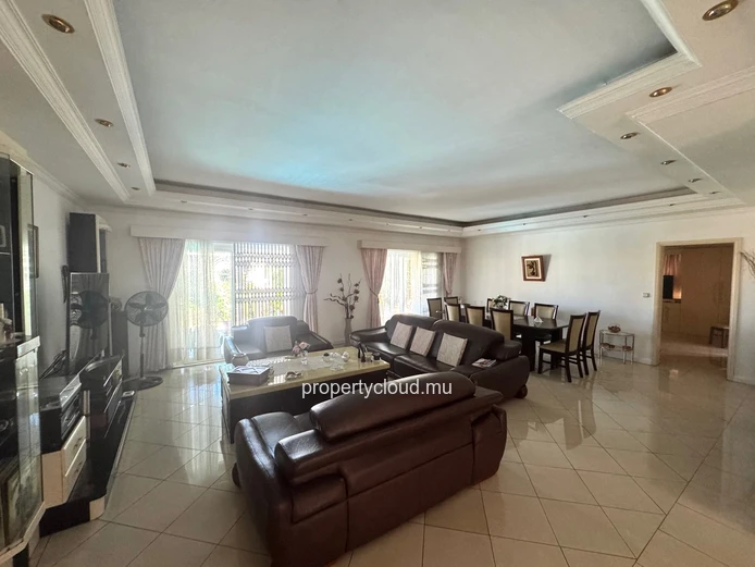 ALBION – À VENDRE – Spacieuse villa familiale avec appartement indépendant, piscine et garage