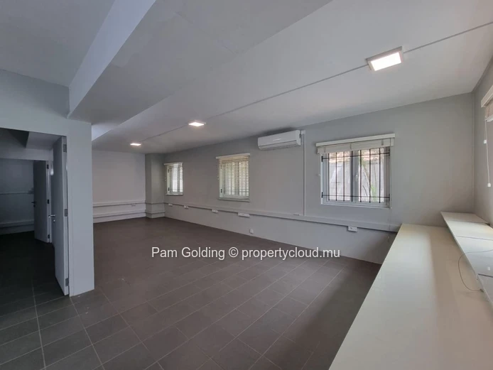 Fully fitted office for rent in Tamarin