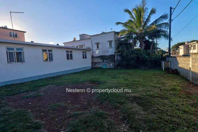 Villa traditionnelle de plain-pied à Beau Bassin, avec 3 chambres, garage et vue sur la montagne. Nécessite des rénov...