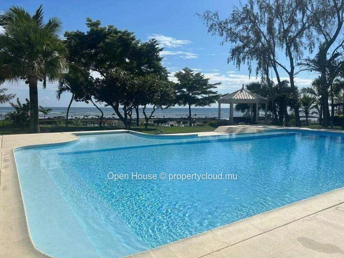Duplex for sale in Palmar, Flacq. Living area of 127m² on a plot of 220m². 3 bedrooms, shared pool. Sea view, beach a...