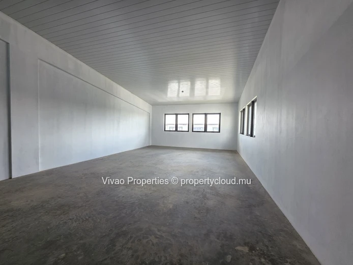 Location local commercial 97 m² avec mezzanine à Calebasses
