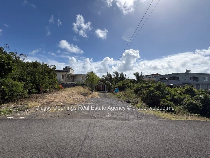 Pereybere 715 m² Plot — Near Golf, Bus Stop & Shops