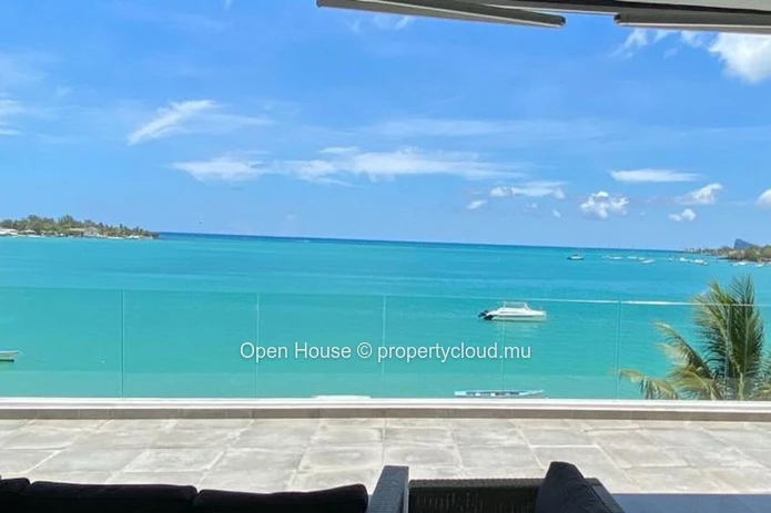Beachfront penthouse, 4 bedrooms, 4 bathrooms, swimming pool, sea view. Grand Baie. Local market only