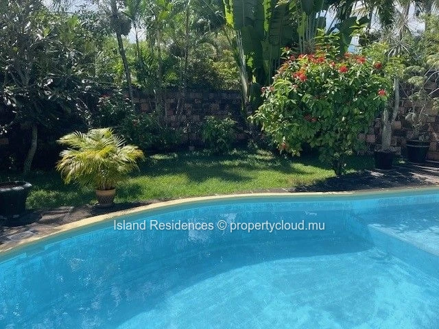 Belle villa meublée avec 3 chambres, piscine et parking tout près de la plage de Mon Choisy