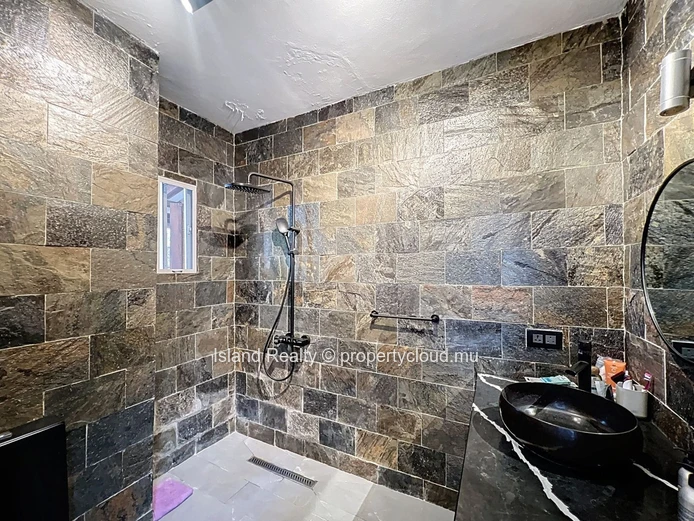 Modern 3-Bedroom Duplex – Direct Access to Shared Pool – Bain Boeuf – 1-Minute Walk to the Beach