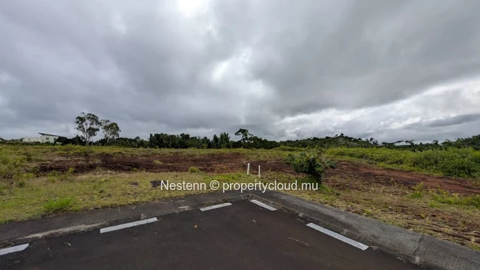 Terrain de 2,321m2 près d'une rivière 