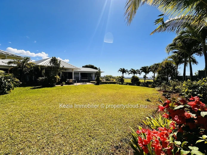 A Villa Open To Nature With A View Of The Northern Islands