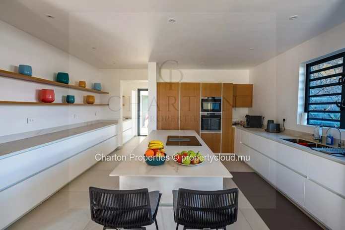 Exceptional 4-bedroom villa facing the golf course with private pool