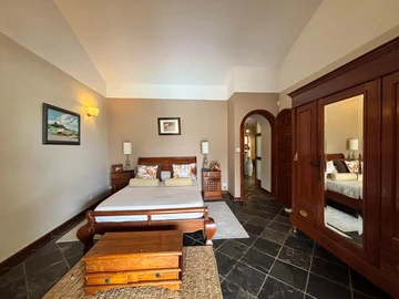 5 Bedroom Villa