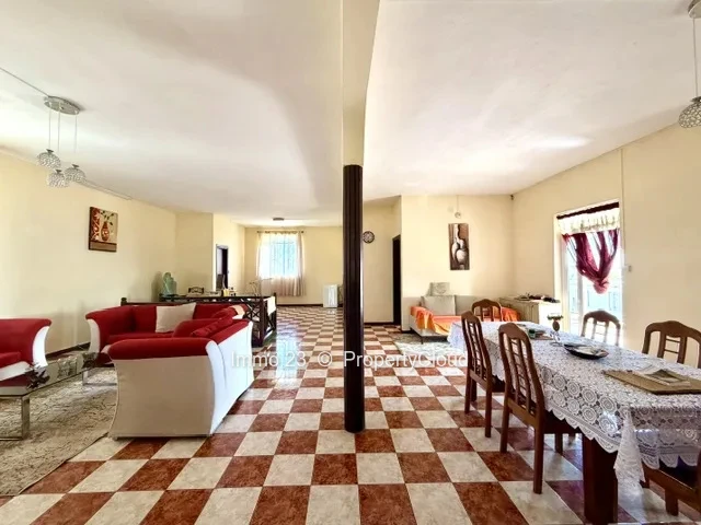 Maisons / Villas - 10 chambres - Quatre Bornes