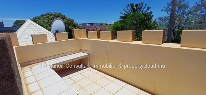 Ideal house for remote work with office, private pool, close to beach, shops and public transport.