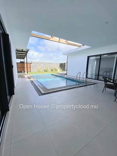 Furnished villa for rent in Péreybère, 162m², 3 en suite bedrooms, private pool, garden, solar panels, water tank, cl...