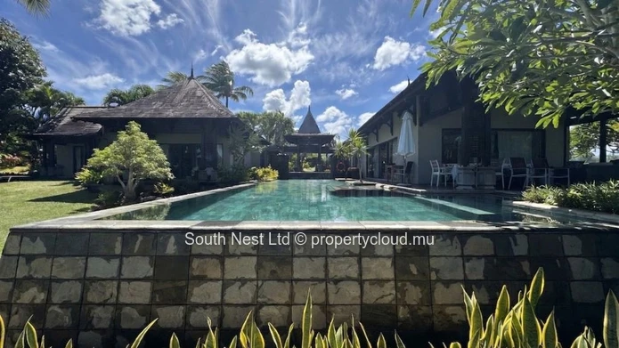 Sea-view villa with beach access