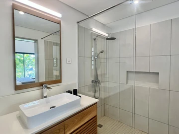 Elegant Lagoon-Level Apartment in Black River – Garden, Light & Privacy