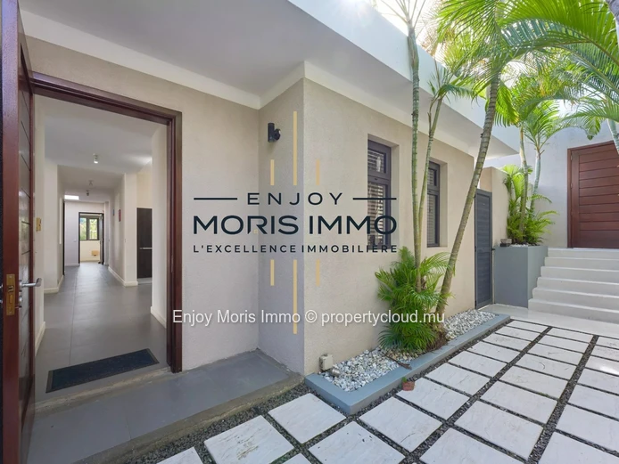 Villa contemporaine à vendre à Péreybère – 3 chambres | Piscine privée | Bureau | Garage | Résidence sécurisée