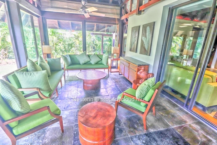 Luxueuse villa moderne avec piscine privée et accès au front de mer