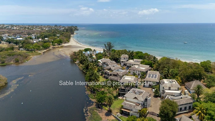 Luxurious Beachfront RES Apartment in Rivière Noire with stunning views and modern amenities. 4 bedrooms, sea access,...
