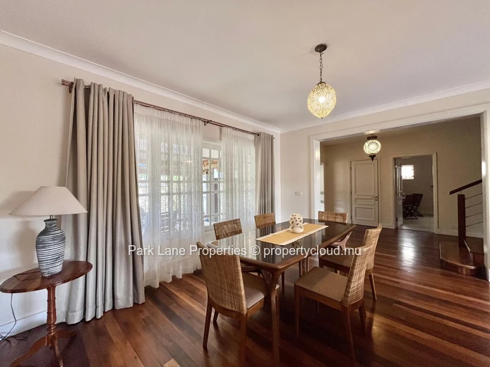 Maison familiale spacieuse de 4 chambres à Quatre Bornes