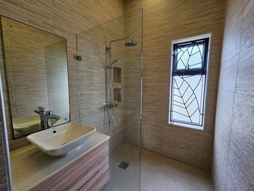 6 Bedroom House