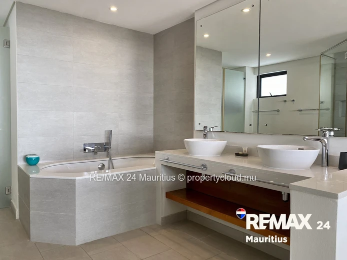 Exclusive Penthouse with Pool and Splendid Views over Tamarin