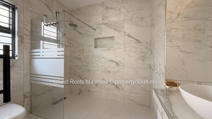 Jolie maison moderne à vendre à Péreybère.