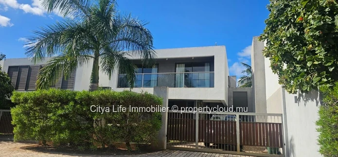 Duplex de 4 chambres avec piscine privée à vendre à Balaclava