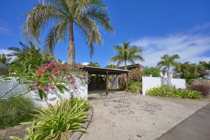 RES villa, accessible to non-Mauritians, for sale in Grand Baie, 362m² of living space, 1,185m² plot, 4 bedrooms, off...