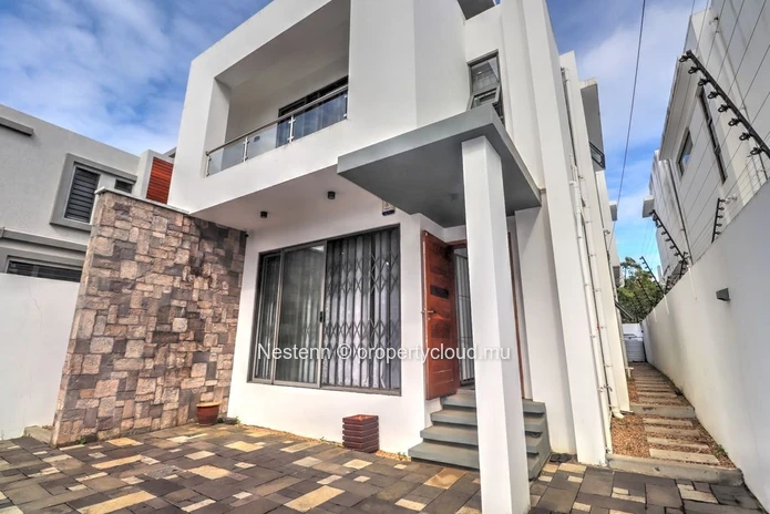 3 bedrooms contemporary in a quiet area 